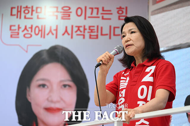 이진숙 국민의힘 대구 달성군 국회의원 후보(왼쪽)와 윤재옥 국민의힘 의원이 2일 오후 대구 달성군 다사 만남의광장 유세에서 두 손을 번쩍 들고 지지를 호소하고 있다. /대구=박헌우 기자