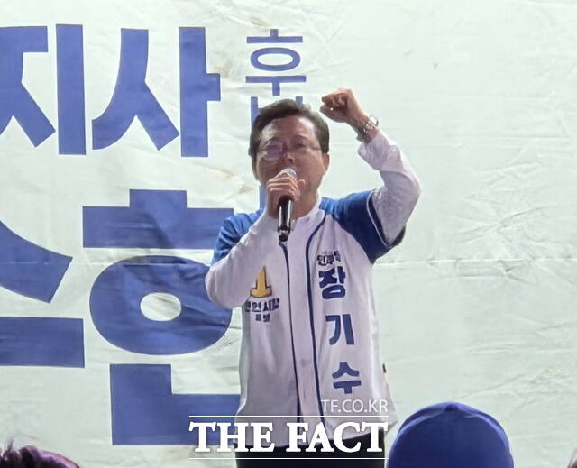 장기수 더불어민주당 천안시장 후보가 2일 저녁 천안시 불당2동 집중유세 현장에서 시민들에게 비전을 밝히며 지지를 호소하고 있다. /정효기 기자