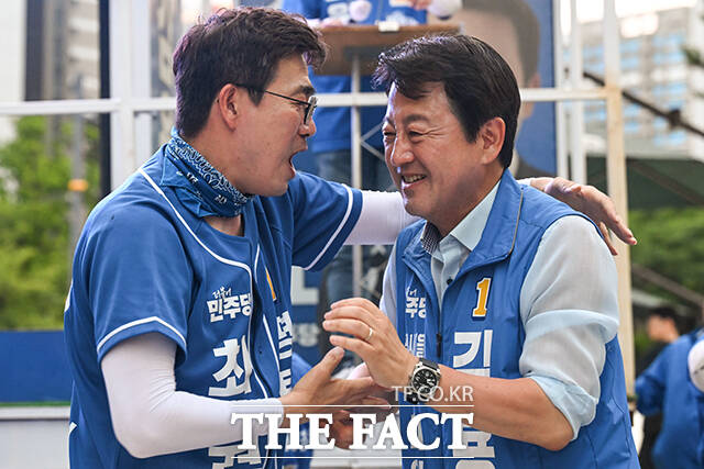 이날 선거 유세 피날레를 마친 최원용, 김용남 후보가 포옹하고 있다.