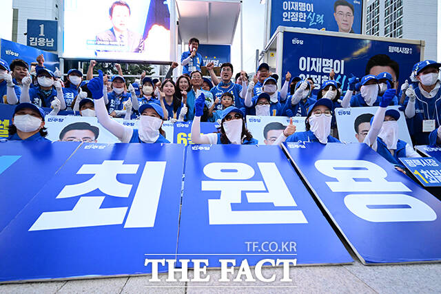 최원용 평택시장 후보가 관계자들과 기념사진을 찍는 모습.