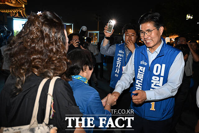 이원택 더불어민주당 전북특별자치도지사 후보(왼쪽 세 번째)가 제9회 전국동시지방선거를 하루 앞둔 2일 오후 전북도 전주 완산구 풍남문 광장에서 시민들을 향해 지지를 호소하고 있다. /전주=김성렬 기자