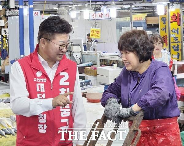 최충규 국민의힘 대전시 대덕구청장 후보가 2일 오정동농수산물 시장을 찾아 시장상인들과 유권자들에게 꼭 투표에 참석해 지지해 달라고 호소하고 있다. /최충규 후보