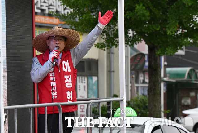 이정현 국민의힘 전남광주통합특별시장 후보가 6·3 지방선거 공식 선거운동 첫날인 5월 21일 광주시 광산구 광주송정역 앞에서 출근길 차량 유세를 하는 모습. /뉴시스