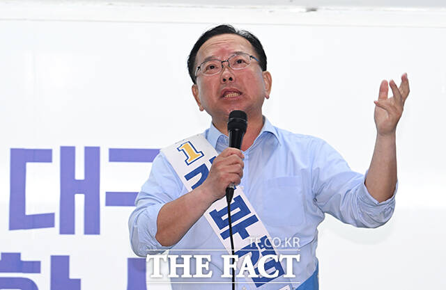 김부겸 더불어민주당 대구시장 후보가 2일 오후 대구 중구 동성로28아트스퀘어 앞 유세에서 시민들과 기념촬영을 하고 있다. /대구=박헌우 기자