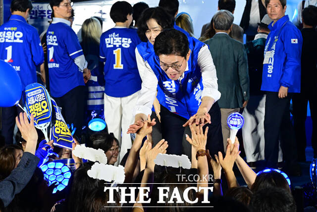 정청래 더불어민주당 대표(왼쪽)와 정원오 더불어민주당 서울시장 후보가 제9회 전국동시지방선거 본투표를 하루 앞둔 2일 서울 청계광장에서 열린 필승 총력 유세에서 손을 맞잡고 있다. /이새롬 기자