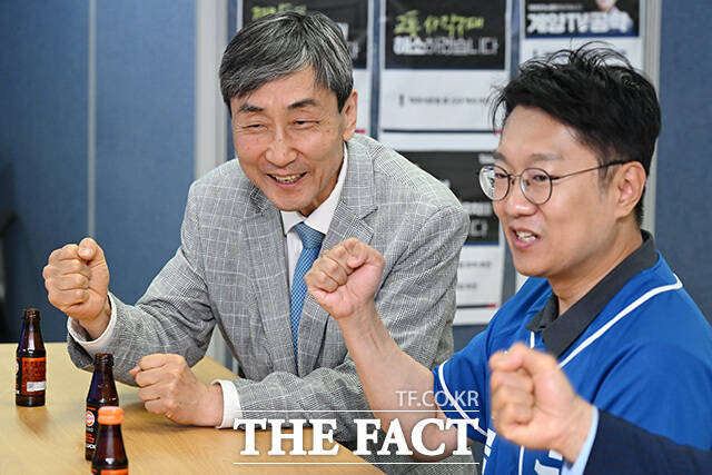 김 후보 선거사무소 찾아 격려와 지지 보낸 이종걸 전 의원(왼쪽).