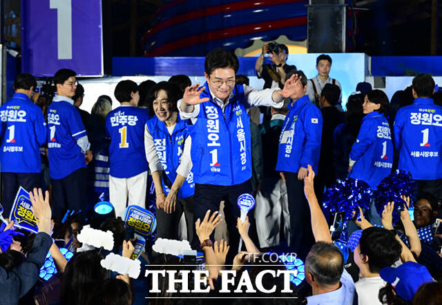 정청래 더불어민주당 대표(왼쪽)와 정원오 더불어민주당 서울시장 후보가 제9회 전국동시지방선거 본투표를 하루 앞둔 2일 서울 청계광장에서 열린 필승 총력 유세에서 손을 맞잡고 있다. /이새롬 기자