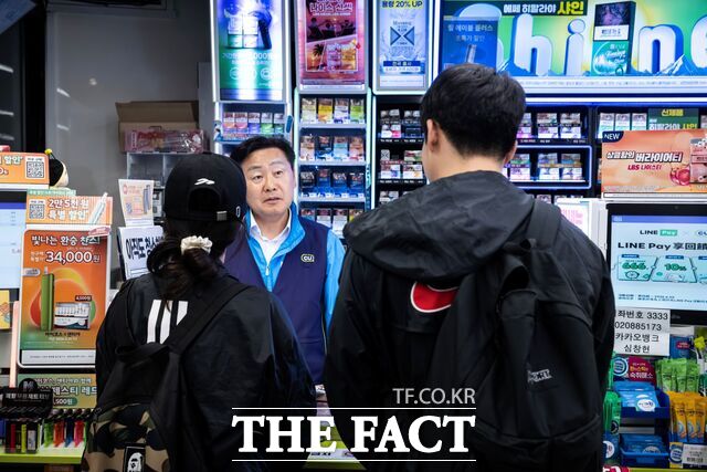 2일 전주시 덕진구 금암동 전북대학교 옛 정문 인근 편의점에서 김관영 무소속 전북도지사 후보가 계산업무를 체험하며 민생행보 선거 운동을 하고 있다. /김관영 후보 선거캠프