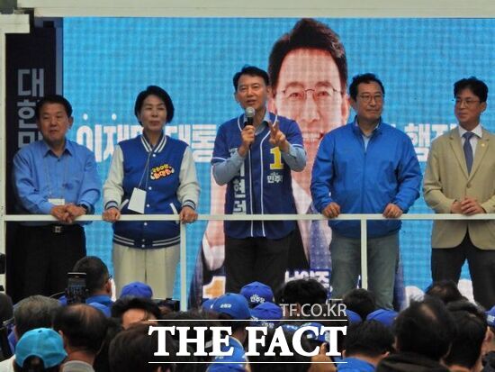 최현덕 더불어민주당 남양주시장 후보(가운데)가 최민희 국회의원 등과 함께 지난달 21일 평내호평역 1번 출구 앞 광장에서 출정식을 열고 지지자들에게 인사하고 있다. /남양주=양규원 기자