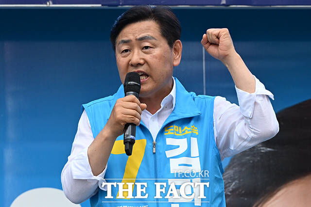 유세에 함께 참여한 김 후보의 배우자 목영숙(가운데)씨와 김 후보의 막내 아들.