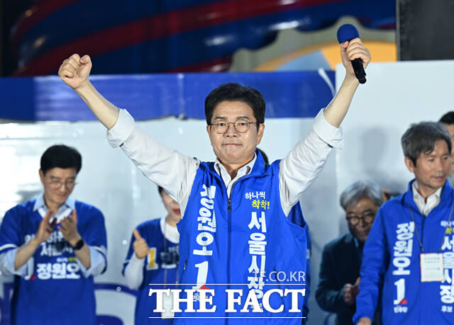 정원오 더불어민주당 서울시장 후보가 제9회 전국동시지방선거 본투표를 하루 앞둔 2일 서울 청계광장에서 열린 필승 총력 유세에서 유권자들에게 지지를 호소하고 있다. /이새롬 기자