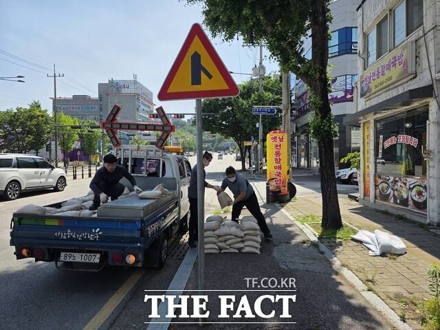 침수 대비 모래주머니 비축 작업 모습 /광주 남구