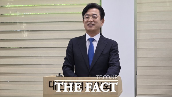 허태정 더불어민주당 대전시장 후보가 2일 대전시의회 기자실에서 기자회견을 갖고 대시민 호소문을 발표하고 있다. /정예준 기자