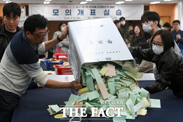 제9회 전국동시지방선거를 앞두고 31일 오전 서울 종로구 서울시선관위 대회의실에서 모의 개표 실습을 하고 있다. /서예원 기자