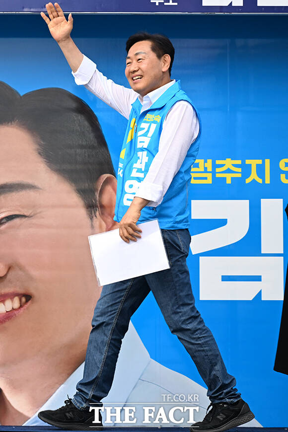 유세에 함께 참여한 김 후보의 배우자 목영숙(가운데)씨와 김 후보의 막내 아들.