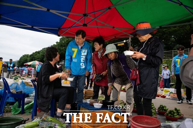 2일 전주시 완산구 전동 남부시장에서 김관영 무소속 전북도지사 후보가 상인들을 만나 현장 목소리를 청취하는 등 민생행보 선거 운동을 하고 있다. /김관영 선거캠프