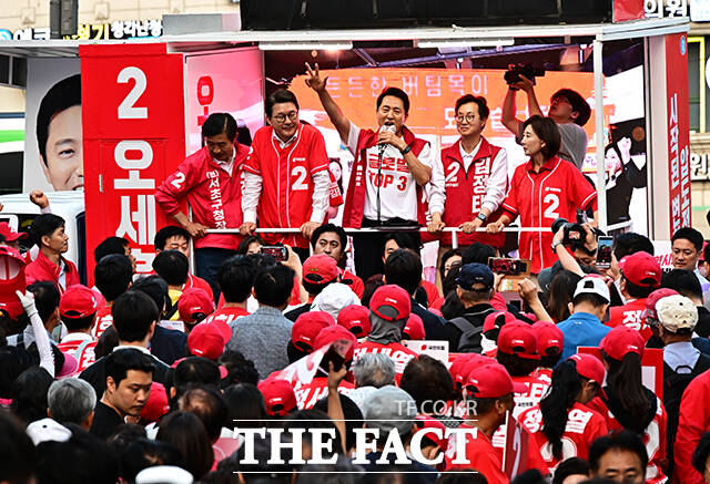 오세훈 국민의힘 서울시장 후보가 2일 오후 서울 동작구 남성사계시장에서 열린 유세에 참석해 지지를 호소하고 있다. /배정한 기자