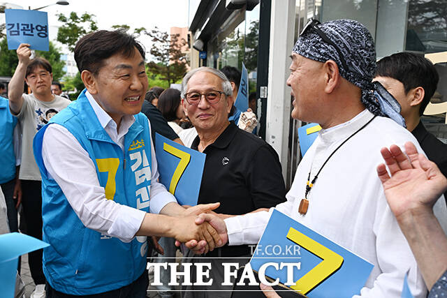 유세에 함께 참여한 김 후보의 배우자 목영숙(가운데)씨와 김 후보의 막내 아들.