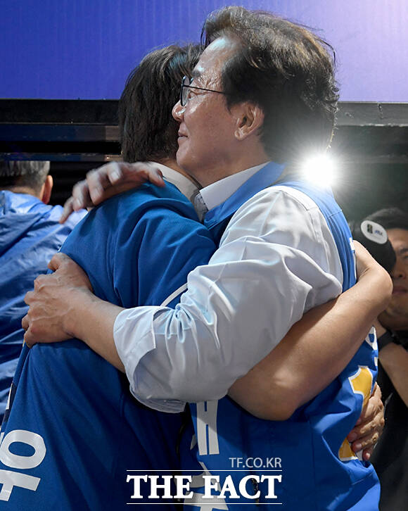 전재수 더불어민주당 부산시장 후보(왼쪽)와 하정우 더불어민주당 부산 북구갑 국회의원 후보가 6·3 지방선거 및 국회의원 재보궐선거를 하루 앞둔 2일 오후 부산 북구 뉴코아아울렛 인근에서 피날레 유세를 하며 큰절을 하고 있다. /부산=박상민 기자