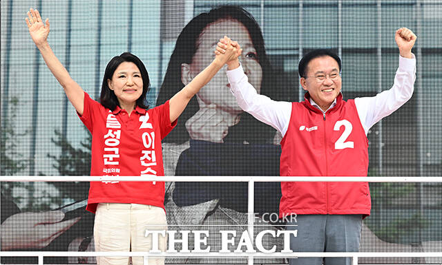 이진숙 국민의힘 대구 달성군 국회의원 후보(왼쪽)와 윤재옥 국민의힘 의원이 2일 오후 대구 달성군 다사 만남의광장 유세에서 두 손을 번쩍 들고 지지를 호소하고 있다. /대구=박헌우 기자