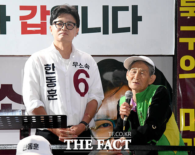 한 후보를 지지하는 '토마토 할머니'(오른쪽)가 한 후보 지지를 호소하고 있다.