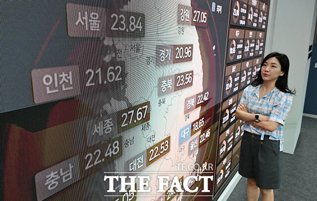 제9회 전국동시지방선거 본투표를 하루 앞둔 2일 오전 경기 과천시 중앙동 중앙선거관리위원회 입구 모니터에 선거 'D-1'이 표시돼있다. /과천=임영무 기자