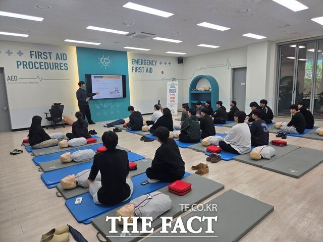 충남도립대 건설안전방재학과 학생들이 전남 여수안전체험교육장에서 인공호흡·심폐소생술에 대한 응급처치교육을 받고 있다. /충남도립대