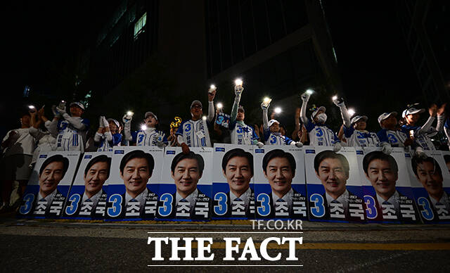 이날 파이널 별빛 유세에서 조국 후보가 마이크 없이 육성으로 지지를 호소하는 모습.