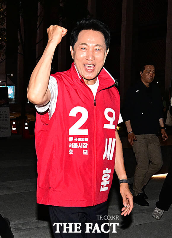 오세훈 국민의힘 서울시장 후보가 제9회 전국동시지방선거 본투표를 하루 앞둔 2일 서울 광화문광장 감사의정원을 찾아 상공 한 군데로 모여지는 빛줄기를 바라보고 있다.