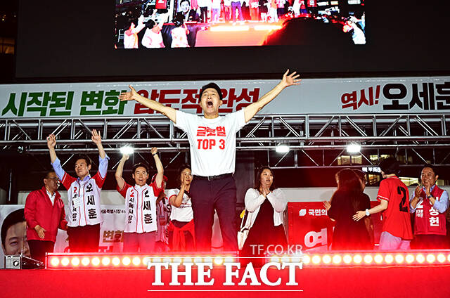 오세훈 국민의힘 서울시장 후보가 2일 오후 서울 서대문구 신촌역 스타광장에서 열린 파이널 유세에 참석해 지지를 호소하고 있다. /배정한 기자