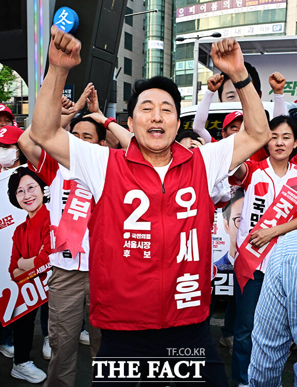 오세훈 국민의힘 서울시장 후보가 2일 오후 서울 동작구 남성사계시장에서 열린 유세에 참석해 지지를 호소하고 있다. /배정한 기자