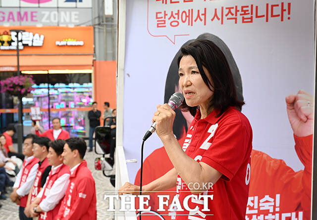 이진숙 국민의힘 대구 달성군 국회의원 후보(왼쪽)와 윤재옥 국민의힘 의원이 2일 오후 대구 달성군 다사 만남의광장 유세에서 두 손을 번쩍 들고 지지를 호소하고 있다. /대구=박헌우 기자