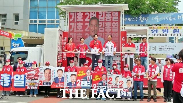 장동혁 국민의힘 대표가 청양군 청양장 축협앞에서 열린 김홍열 청양군수 후보 지지 연설을 하자, 도·군의원 후보들이 경청하고 있다. /김형중 기자