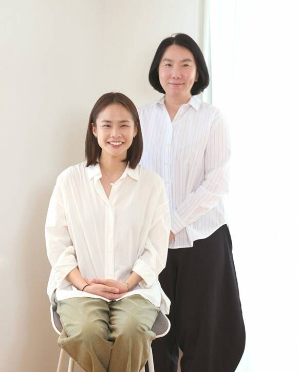 넷플릭스 예능 유재석 캠프의 이 PD(왼쪽)와 윤신혜 작가가 유재석의 힘을 언급하며 그가 왜 국민 MC인지를 설명했다. /넷플릭스