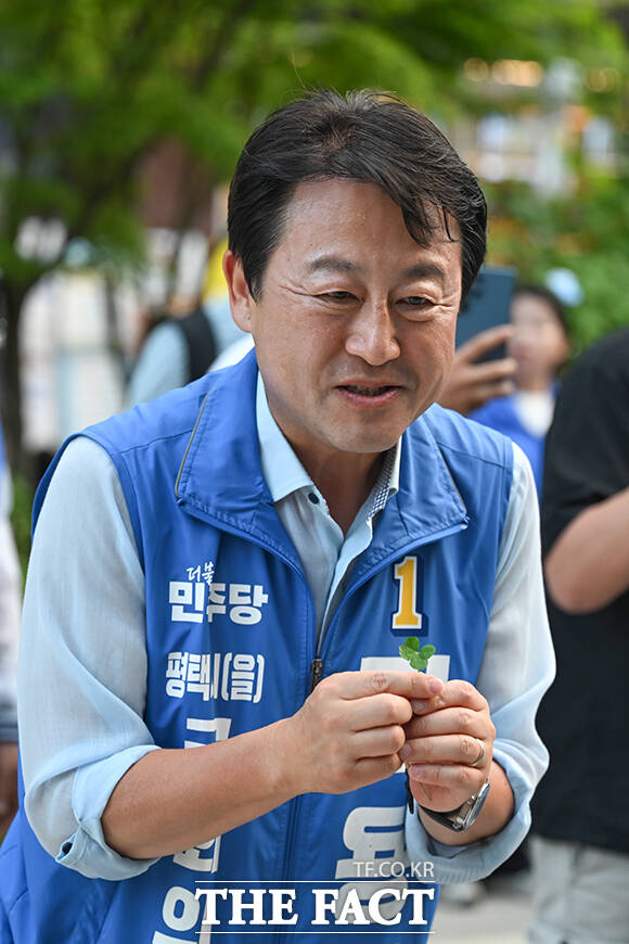 선거 판세 복잡한 평택을... 본투표 하루 앞두고 지지자에게 네잎클로버 선물 받은 김용남 후보.