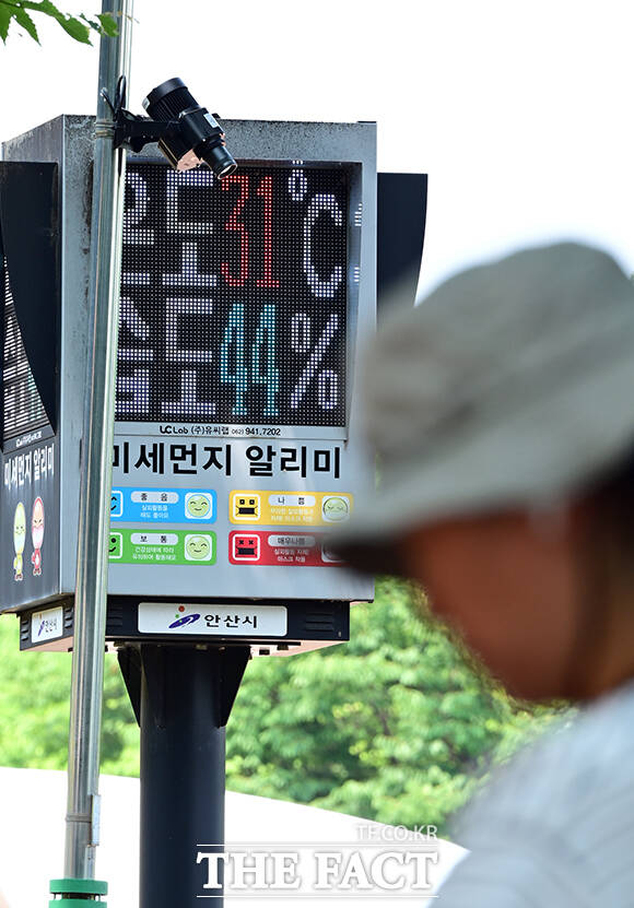 중부지방 낮 최고 기온이 30도 이상 오르며 초여름 날씨를 보인 2일 오후 더위를 피해 경기도 안산 노적봉인공폭포 공원을 찾은 시민들이 시원하게 쏟아지는 폭포를 보며 사진을 찍고 있다. /안산=임영무 기자
