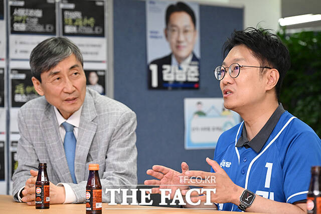 김 후보 선거사무소 찾아 격려와 지지 보낸 이종걸 전 의원(왼쪽).