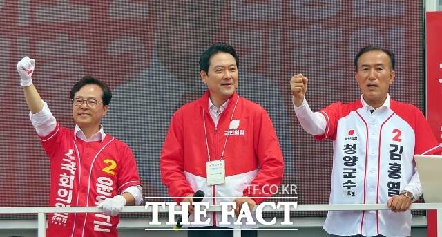 장동혁 국민의힘 대표가 2일 청양군 청양장 축협 앞에서 열린 김홍열 청양군수 후보, 윤용근 국회의원 후보 지원 유세에서 연설을 하고 있다. /김형중 기자