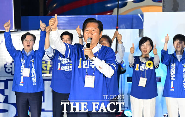정청래 더불어민주당 대표가 제9회 전국동시지방선거 본투표를 하루 앞둔 2일 서울 청계광장에서 열린 정원오 더불어민주당 서울시장 후보의 필승 총력 유세에 참석해 지지를 호소하고 있다. /이새롬 기자