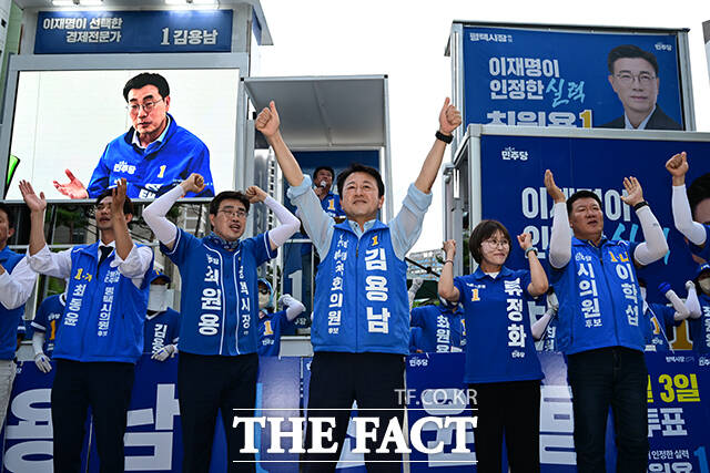 이날 김용남 후보가 피날레 유세에 나서며 인사하고 있다.