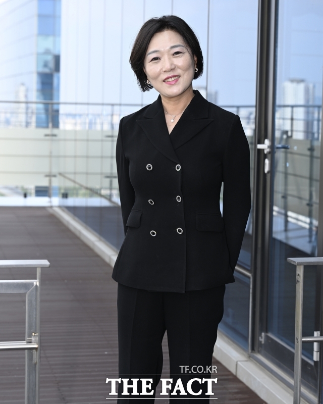 현역가왕 시즌1 투자 성공에 이어 또 한 번 흥행 예측에 성공한 노하우에 대해 백은영 대표는 자신이 제작하는 프로그램뿐 아니라 경쟁 프로그램까지 빠짐없이 챙겨보며 시장 흐름을 분석한다고 말했다. /송호영 기자