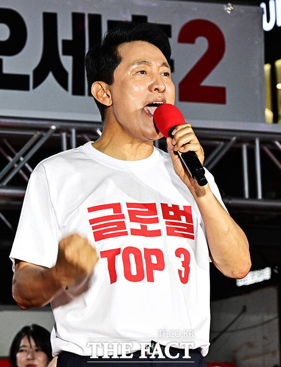오세훈 국민의힘 서울시장 후보가 2일 오후 서울 서대문구 신촌역 스타광장에서 열린 파이널 유세에 참석해 지지를 호소하고 있다. /배정한 기자