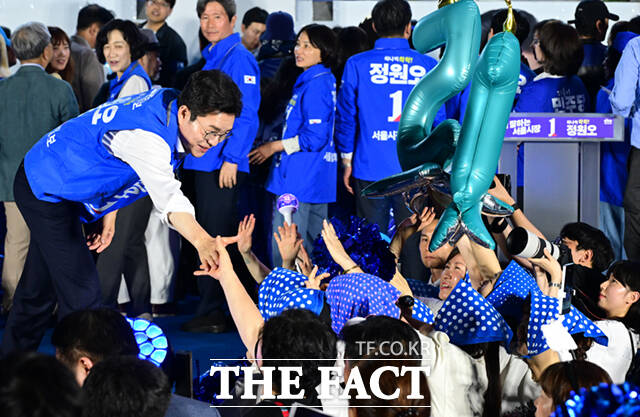정청래 더불어민주당 대표(왼쪽)와 정원오 더불어민주당 서울시장 후보가 제9회 전국동시지방선거 본투표를 하루 앞둔 2일 서울 청계광장에서 열린 필승 총력 유세에서 손을 맞잡고 있다. /이새롬 기자