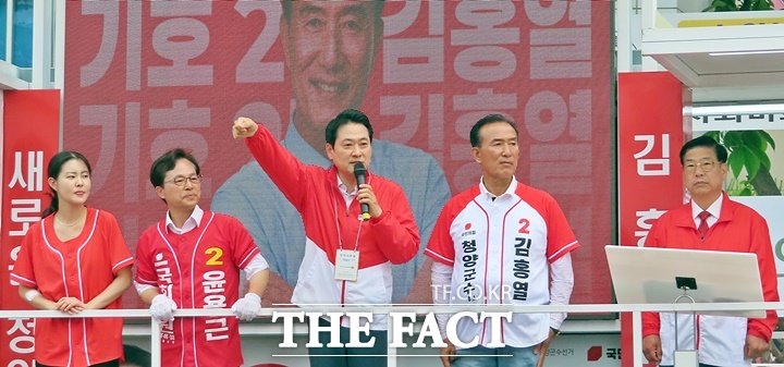 김홍열 청양군수 지원 유세를 하고 있는 장동혁 국민의힘 대표(가운데)와 당 지도부. /김형중 기자