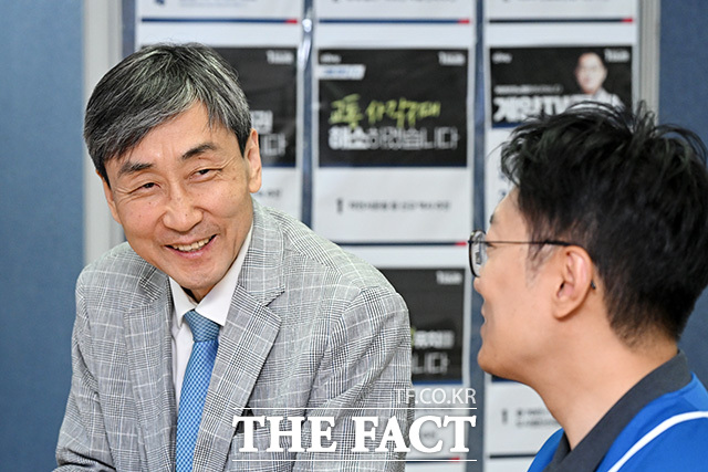 김 후보 선거사무소 찾아 격려와 지지 보낸 이종걸 전 의원(왼쪽).