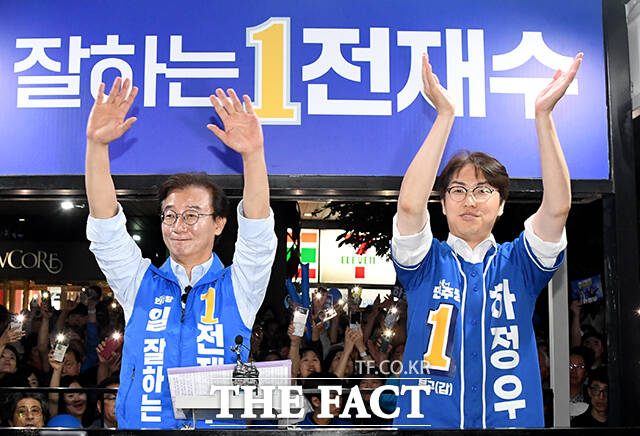 전재수 더불어민주당 부산시장 후보(왼쪽)와 하정우 더불어민주당 부산 북구갑 국회의원 후보가 6·3 지방선거 및 국회의원 재보궐선거를 하루 앞둔 2일 오후 부산 북구 뉴코아아울렛 인근에서 피날레 유세를 하며 큰절을 하고 있다. /부산=박상민 기자