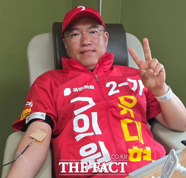 유대혁 국민의힘 대전시 유성구의원 후보가 2일 선거 유세 후 헌혈의 집 노은역센터를 방문해 헌혈에 동참하고 있는 모습. /유대혁 후보 캠프