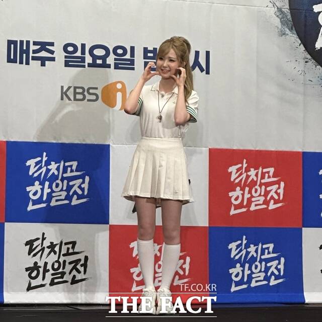 세이마이네임 히토미는 '닥치고 한일전'을 통해 첫 프로그램 고정 MC에 도전한다. /강신우 기자