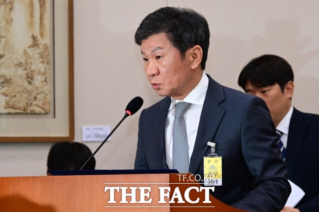 정몽규 HDC그룹 회장과 세 아들이 올해 들어 지주회사 HDC 지분율을 확대하고 있다. 사진은 정몽규 회장이 2024년 9월 국회 문화체육관광위원회에서 열린 대한축구협회 등에 대한 현안 질의에 출석해 증인 선서를 하고 있는 모습. /더팩트 DB