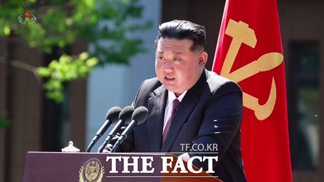 김정은 북한 국무위원장이 창립 80주년을 맞은 조선노동당 중앙간부학교를 방문해 당 간부 양성의 중요성을 강조했다. 사진은 2024년 중앙간부학교를 방문했던 김 위원장 모습. /조선중앙TV 갈무리, 뉴시스